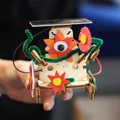 ateliers scolaires et publics pour les petits et les grands : robot qui danse au soleil