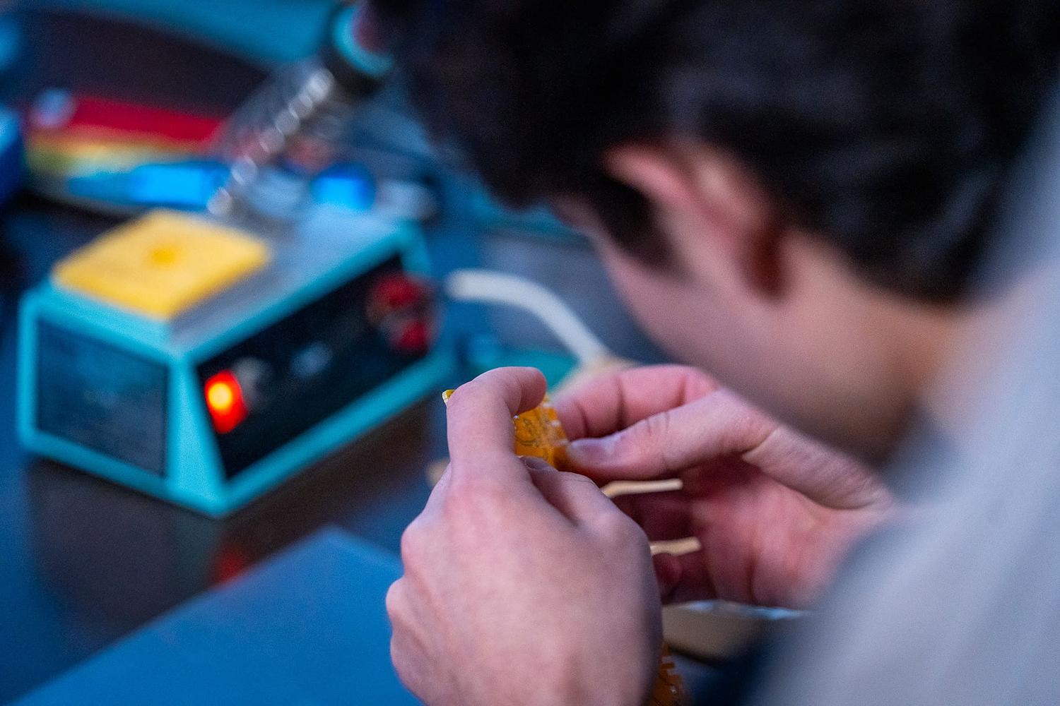 brasure en cours de composants électronique