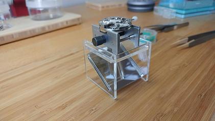 prototypage de haute précision : support de mouvement horloger permettant une vue sous le mouvement