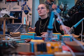 atelier de fabrication de dispositif à recharge de piles alcalines